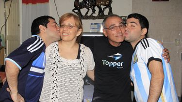 Los mellizos que viven gracias a los riñones de sus padres