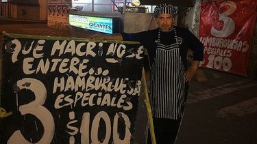 Detrás del carro-bar que vende con humor político