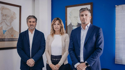 El pasado 6 de abril, la Cámara Minera de San Juan llevó adelante su reunión mensual bajo el liderazgo de José Luis Morea, nuevo Presidente (der.), junto a Marcelo Álvarez, flamante Vicepresidente, y Sandra Barceló, Directora Ejecutiva. El pasado 6 de abril, la Cámara Minera de San Juan llevó adelante su reunión mensual bajo el liderazgo de José Luis Morea, nuevo Presidente (der.), junto a Marcelo Álvarez, flamante Vicepresidente, y Sandra Barceló, Directora Ejecutiva.
