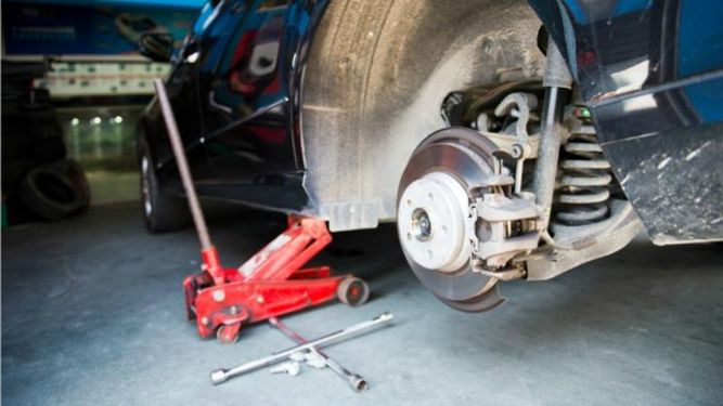 Arreglaba el auto y se le cayó encima