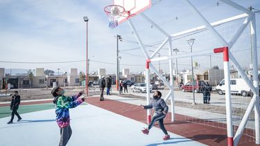 Uñac puso la piedra basal para un barrio de 111 viviendas en una populosa localidad de San Martín