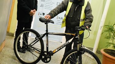 Una alegría para Daniel, el joven semitero que necesitaba arreglar su bici para salir a trabajar