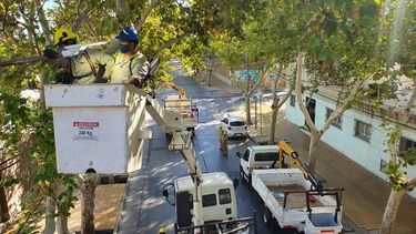 Repararon baches y colocaron luces LED en Capital durante el fin de semana