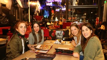 Restó y bares llenos de gente festejando el Día del Amigo