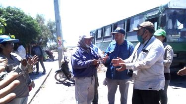 Son cosechadores y sorprendieron a un compañero de cuadrilla que perdió todo por el terremoto