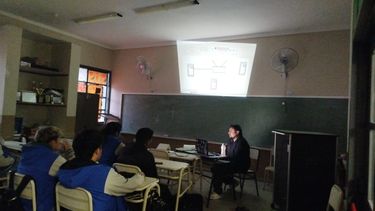 Los alumnos de la escuela de Niquivil aprendiendo sobre red mesh.&nbsp;