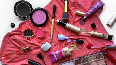 Cómo limpiar las manchas de maquillaje de la ropa