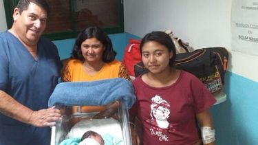 La mamá que dio a luz en medio de la ruta en Calingasta, junto a su bebé, su madre y el enfermero que los asistió. Foto: El Sol de Calingasta.