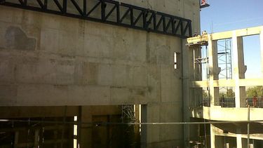 Colocaron una viga de 20 toneladas en el Teatro del Bicentenario