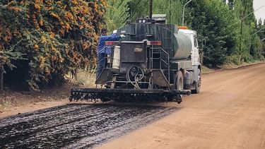 Pavimentan la calle Belgrano de Barreal, una de las más importantes