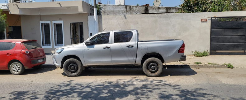 Secuestrada. Rodríguez fotografió a su camioneta a metros de una comisaría de Orán. 