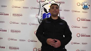 Él es el cabo primero, Javier Checolis, policía que le salvó la vida a una nena en Rawson.