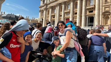 De San Juan al Vaticano: una madre con cinco hijos despidió al papa Francisco en una emotiva jornada en Roma