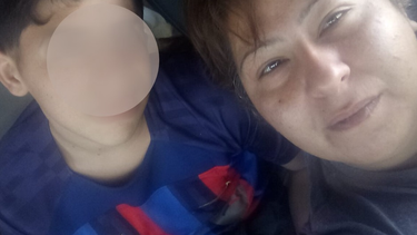 Fátima y su hijo de 14 años a bordo del camión en que pasan sus días en Chile, esperando volver a San Juan.