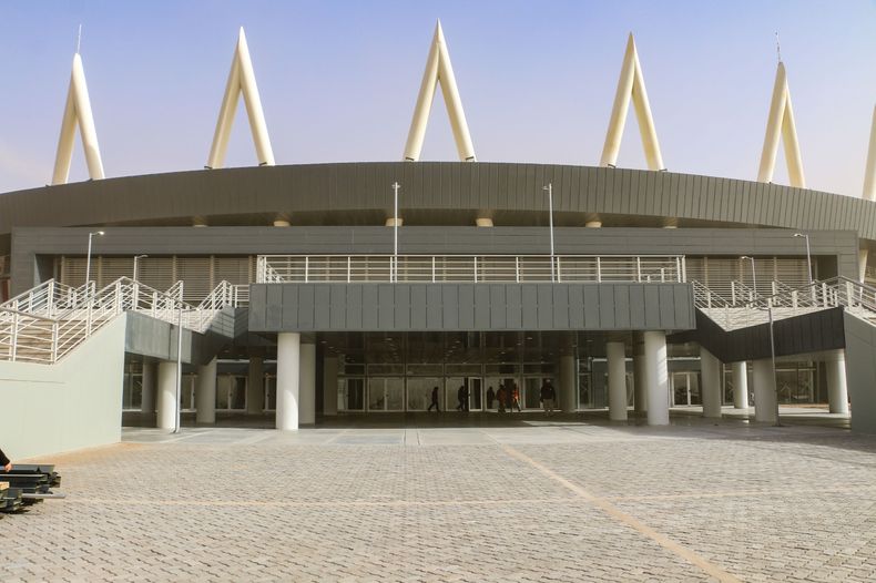 El velódromo cuenta con ingreso peatonal a través de un gran pórtico con una estéreo estructura y un puente metálico.