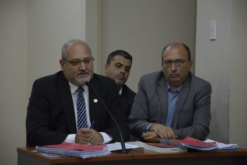 Los investigadores. El fiscal Francisco Micheltorena junto con los ayudantes fiscales Adri&aacute;n Elizondo y C&eacute;sar Recio son los responsables de la investigaci&oacute;n en torno al crimen.