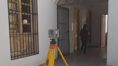 El scanner láser con el que expertos realizan en la Casa de Sarmiento, la primera maqueta 3D de este tipo en un museo del país.
