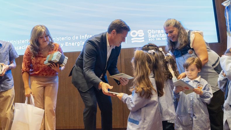 El acto de presentación de los libros se hizo en conjunto entre Obras Sanitarias y el Ministerio de Educación de San Juan. 