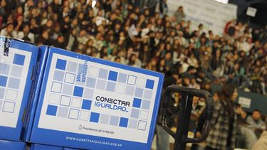 Con una entrega récord de netbooks, Bossio selló su visita a San Juan