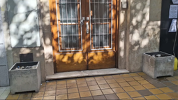 El frente de Radio Colón, en pleno centro de San Juan, con las macetas vacías.