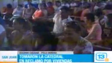 Coparon la Catedral en reclamo de viviendas