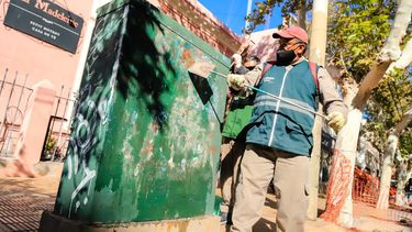 Capital lanza una nueva campaña de limpieza de pegatinas para embellecer la cuidad