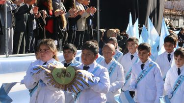 Con sol pleno, una multitud se tiñó de celeste y blanco en Chimbas