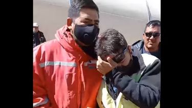 Un robo, un celular y pura emoción: mirá el video viral que protagonizaron mineros de Veladero