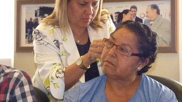 En un emotivo acto entregaron audífonos a vecinos de 5 departamentos