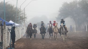 La agrupación gaucha más antigua de San Juan celebró un nuevo aniversario entre destrezas y neblina