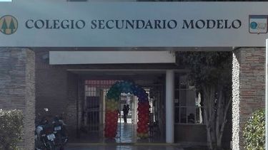 Estudiantes a las trompadas. Dos alumnas de un colegio de Capital fueron grabadas peleando