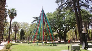 Un gigante árbol navideño en la plaza Aberastain