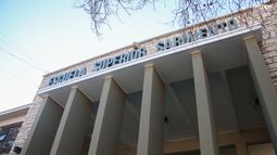 La fachada de la escuela. A la derecha, las más de 30 fotos históricas.