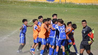 las bajas temperaturas paralizan el futbol sanjuanino: la liga suspendio escuelita e inferiores