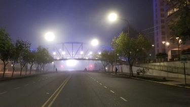 ¡No se ve nada! El martes arrancó fresco y con neblina