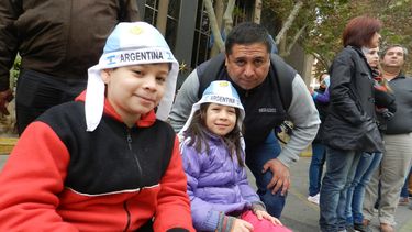 Postales de calor familiar, cafecito patrio y las vóley-vendedoras