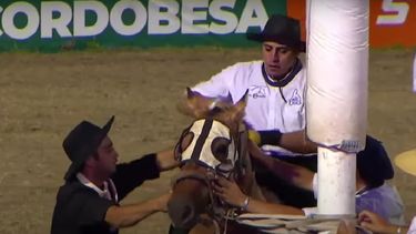 Agustín Romero, al momento de comenzar con su jineteada en la final del Festival Jesús María.