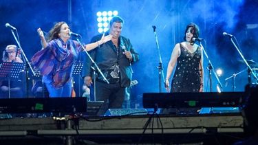 La Cuyanía abrió el telón en el escenario mayor y emocionó a todos