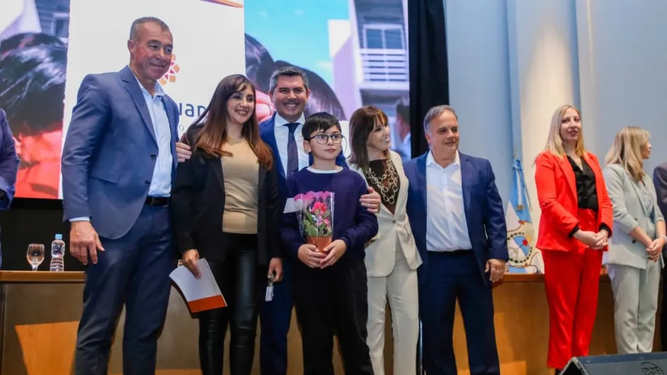 Orrego encabezó la entrega de viviendas y escrituras a familias de Rawson y Capital