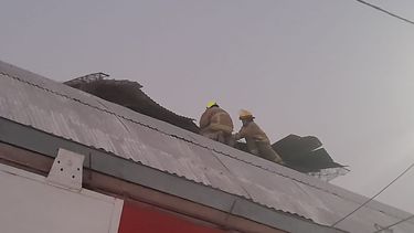 Parte del techo de chapa del Club Aberastain, en Pocito, se desprendió en medio del viento y Bomberos Voluntarios debió intervenir para hacer reparaciones.