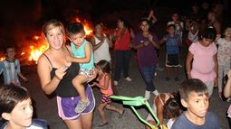 Niño electrocutado: los vecinos cortaron la calle pidiendo viviendas