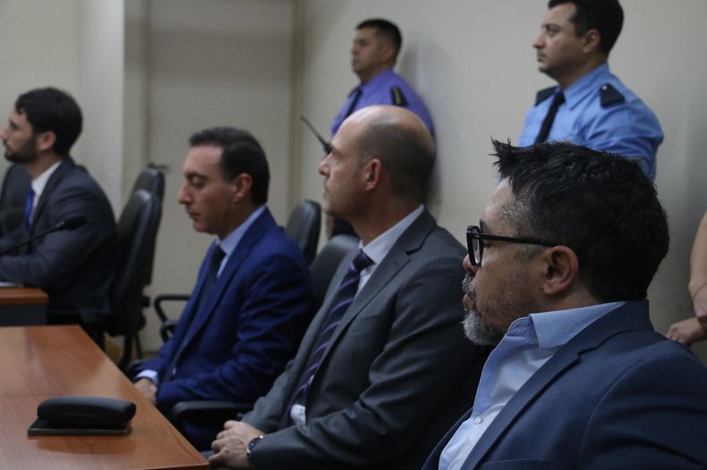 En primer plano, el querellante Marcelo Fernández, junto al fiscal Iván Grassi