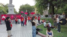 En San Juan homenajearon con un banderazo a Fidel Castro