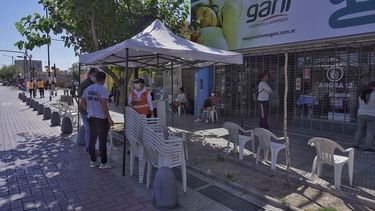 Rawson le dio una mano a los abuelos que iban a cobrar