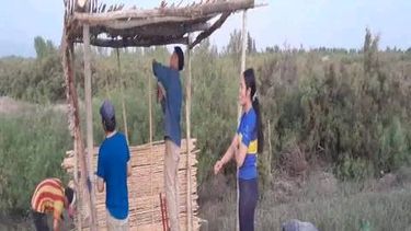 Construyeron una parada de colectivos con caña, nylon y tierra en Sarmiento