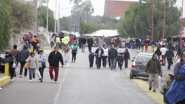 Pese al frío, una multitud llega desde temprano a la Difunta Correa