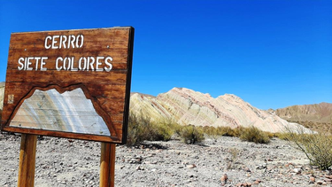 El Cerro Siete Colores en Calingasta, de belleza única y reservorio fósil.