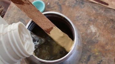 Iba a tomar un medicamento e ingirió thinner en vez de agua