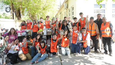 Virginia, con lentes oscuros, la gran organizadora de la foto.
