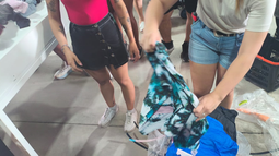 Compradores revisan un fardo de ropa importada que se vende por kilo en galpones de Mendoza, una modalidad que genera alerta en el comercio de San Juan. Compradores revisan un fardo de ropa importada que se vende por kilo en galpones de Mendoza, una modalidad que genera alerta en el comercio de San Juan.